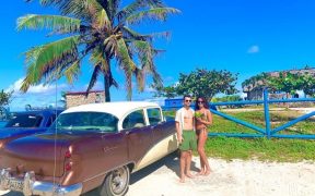 junges Paar vor Oldtimer auf Kuba