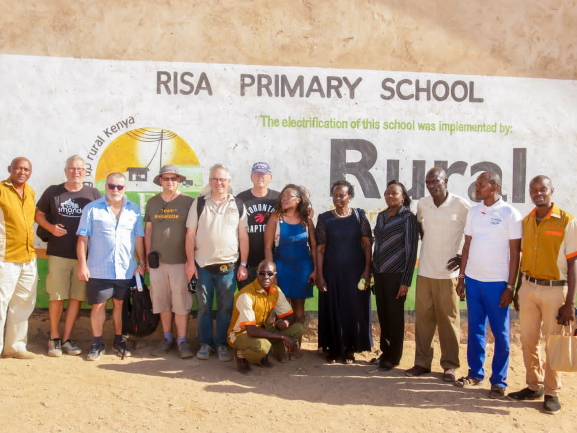 Gruppenfoto vor der Risa Primary School, Kenia