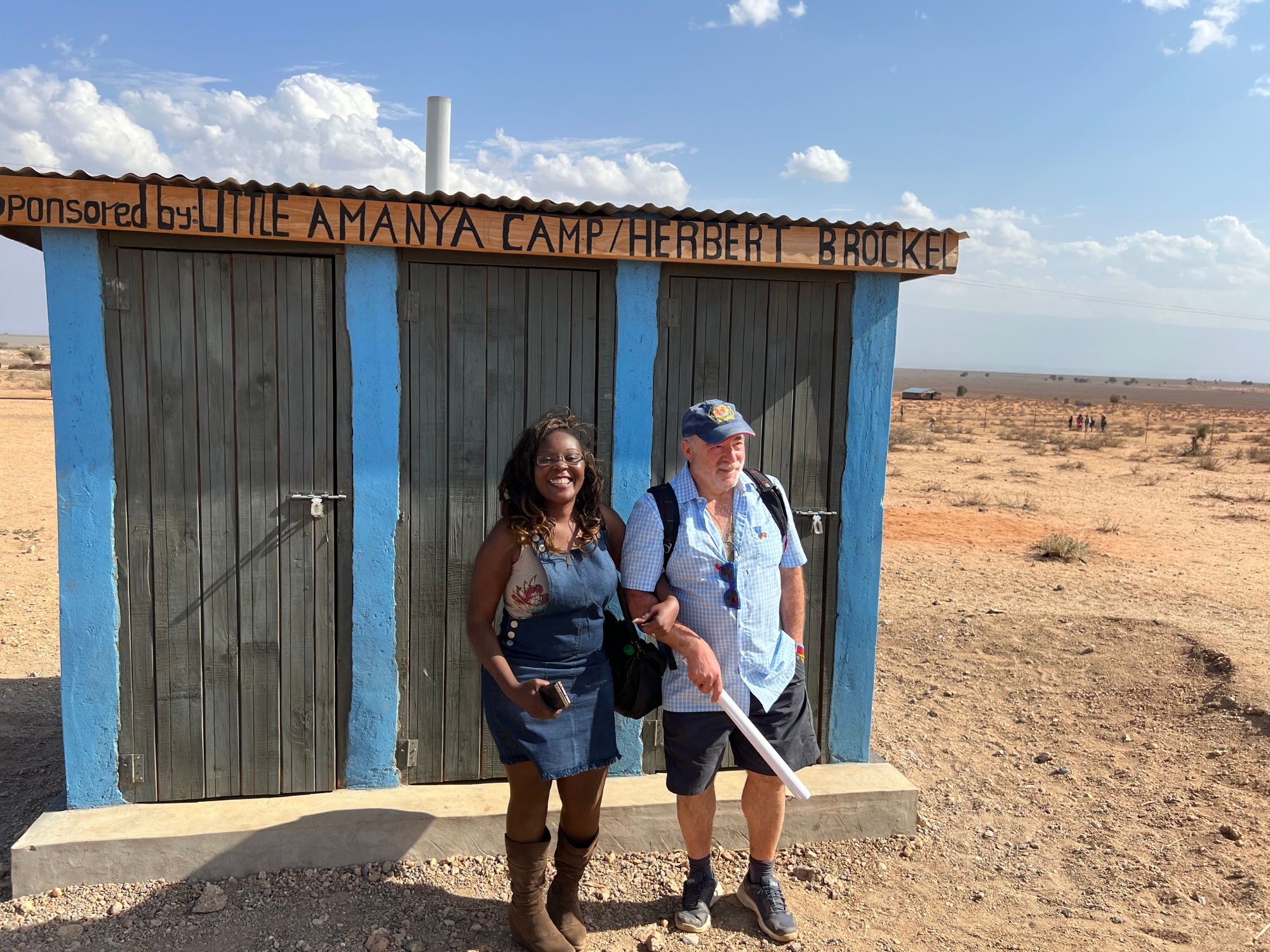 Lilian Welter und Herbert Bröckel vor neuem Toilettenhaus Schule Kenia